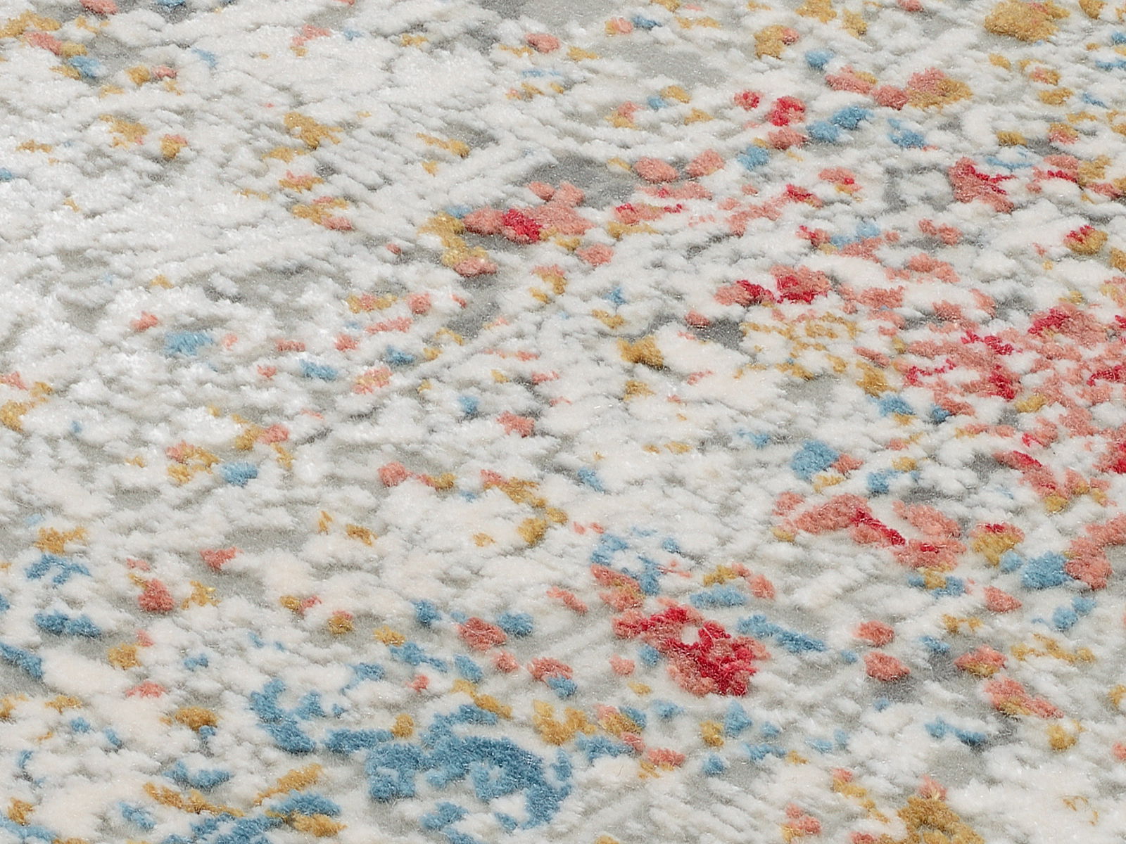 Nahaufnahme eines Designer-Teppichs mit abstraktem Muster in Weiß, Rot, Blau und Gelb. Draufsicht.