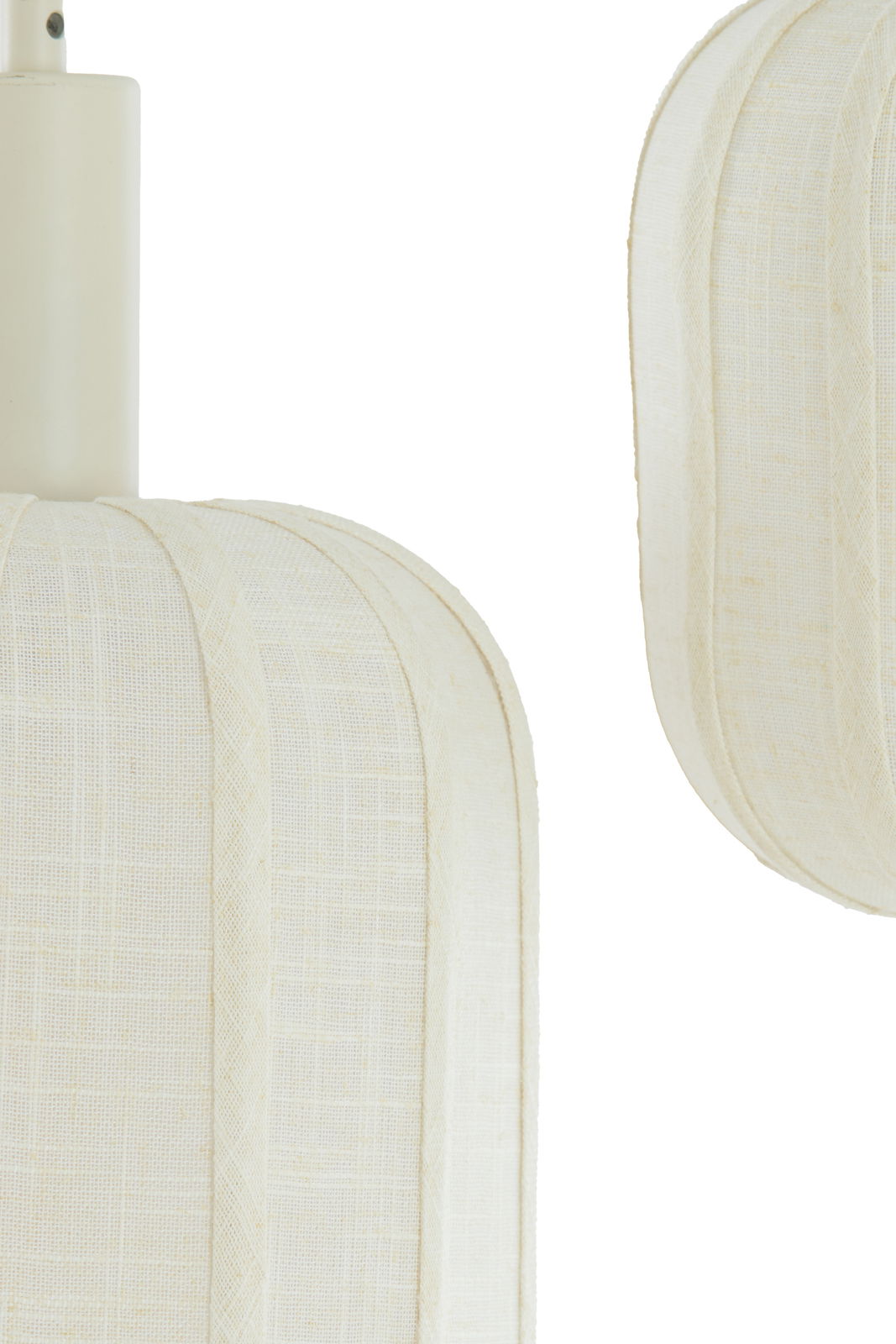 Nahaufnahme einer Hängeleuchte mit cremefarbenem Stoffschirm aus seitlicher Perspektive.