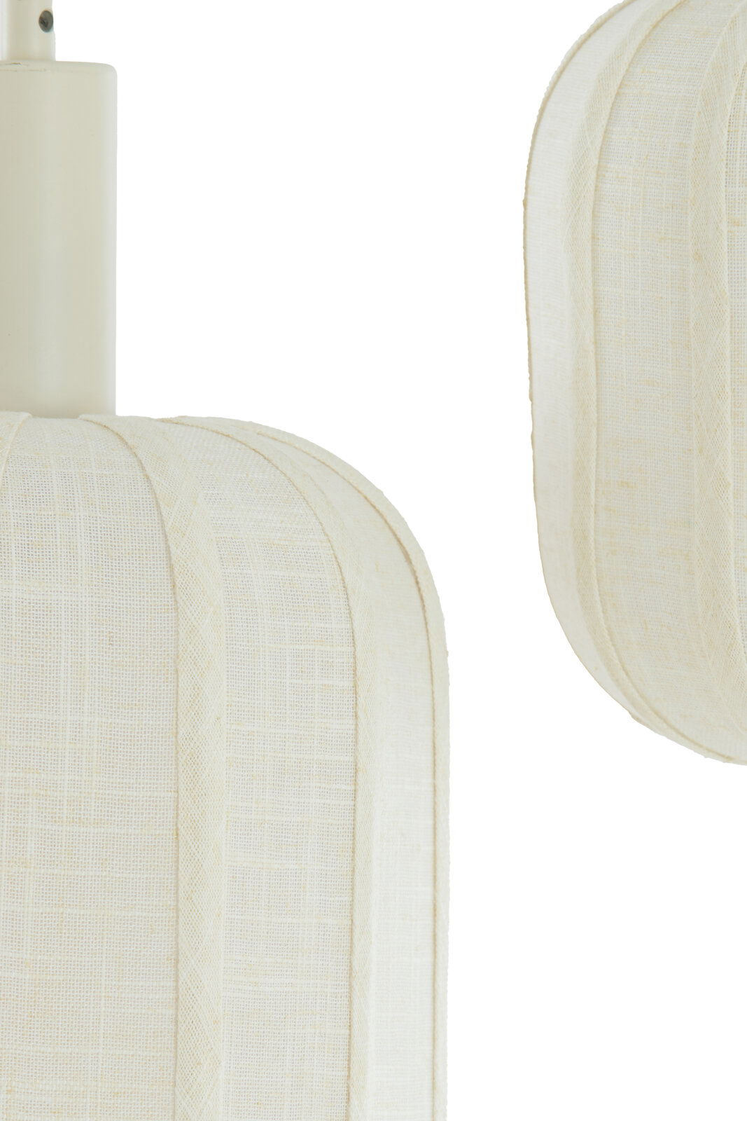 Nahaufnahme einer Hängeleuchte mit cremefarbenem Stoffschirm aus seitlicher Perspektive.