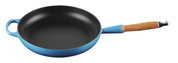 Blaue Bratpfanne mit Holzgriff, seitliche Perspektive