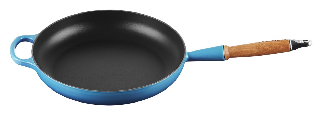 Blaue Bratpfanne mit Holzgriff, seitliche Perspektive