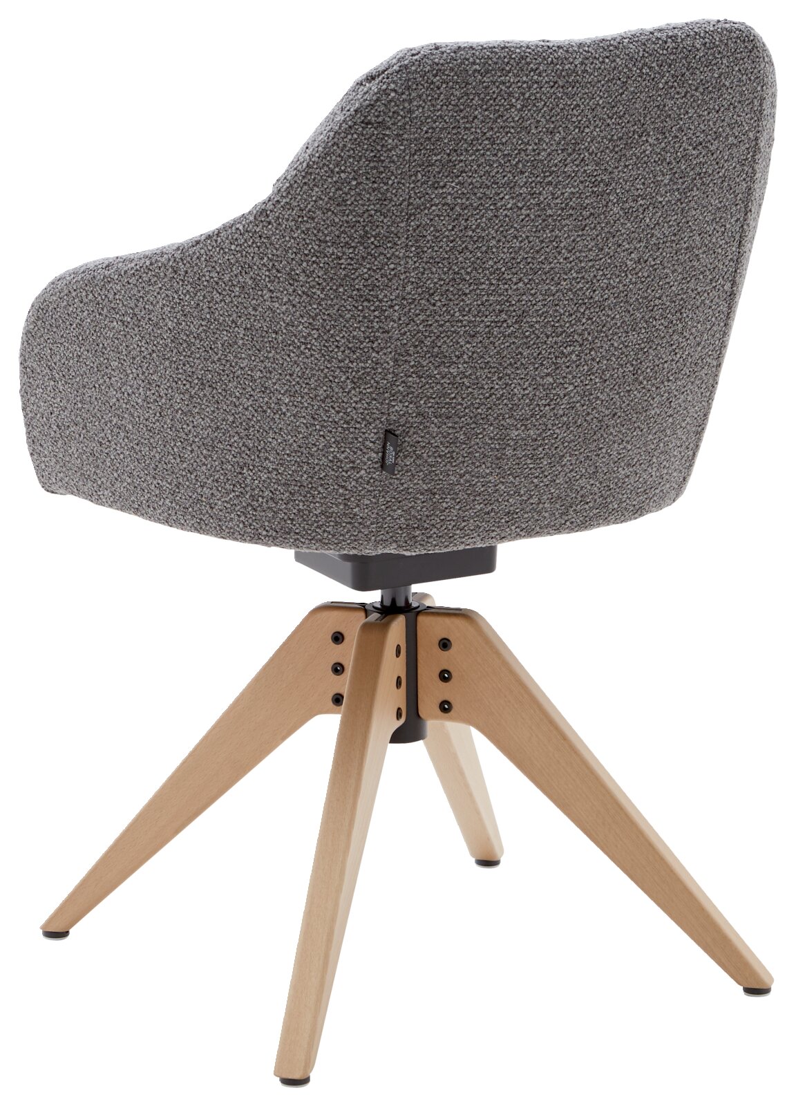 Achterkant van een grijze fauteuil met houten poten, gezien van achteren.