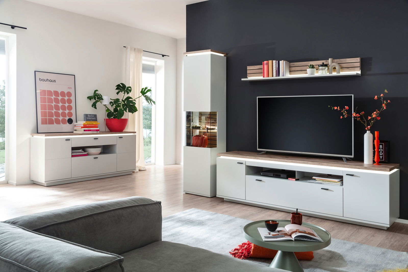 Stylife Wandkombination mit Beleuchtung ESTEPONA Moderne Wohnzimmer-Wandkombination mit TV, Regalen und Dekorationen, seitliche Perspektive