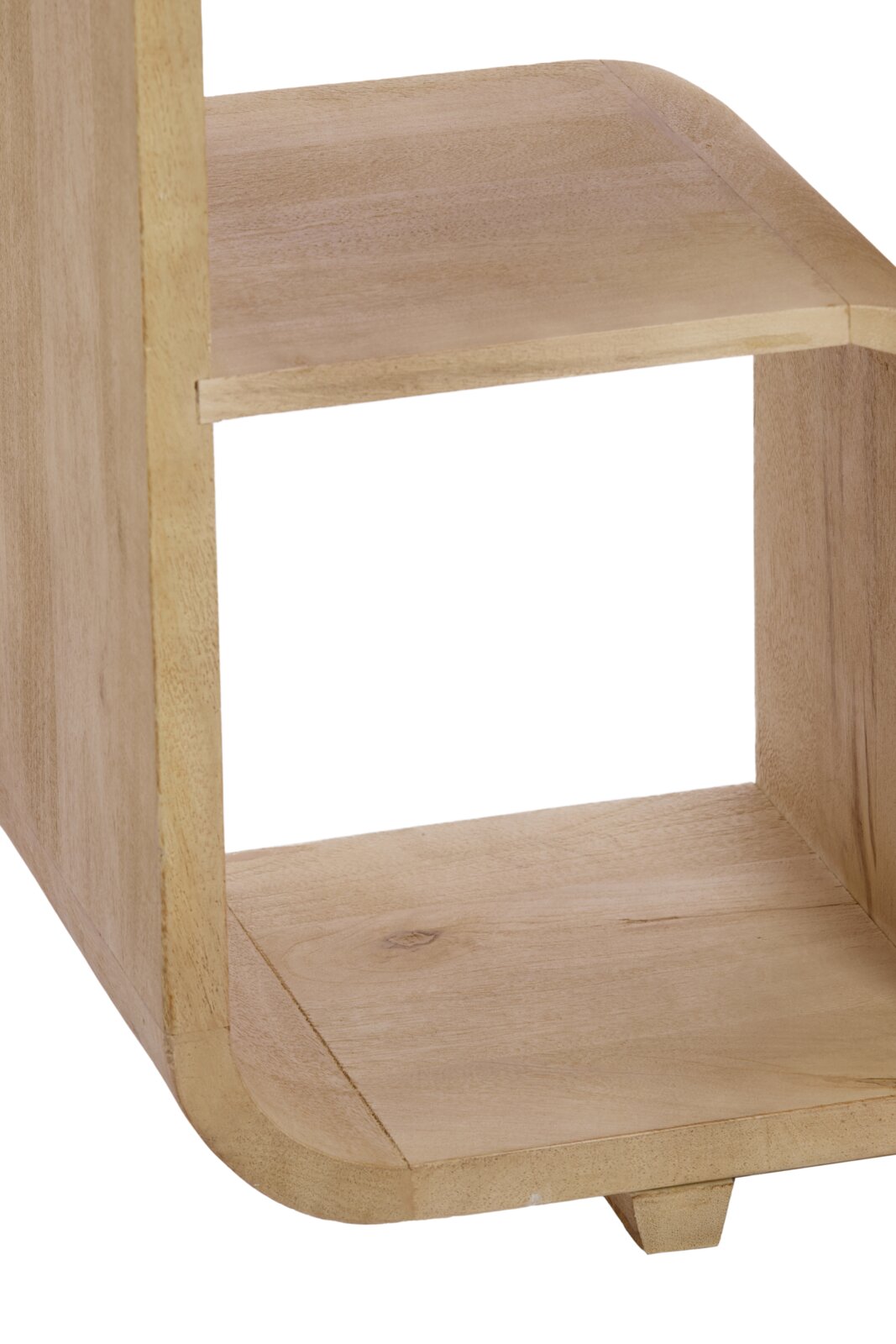 Close-up van een houten staande boekenkast met afgeronde hoeken, zijaanzicht