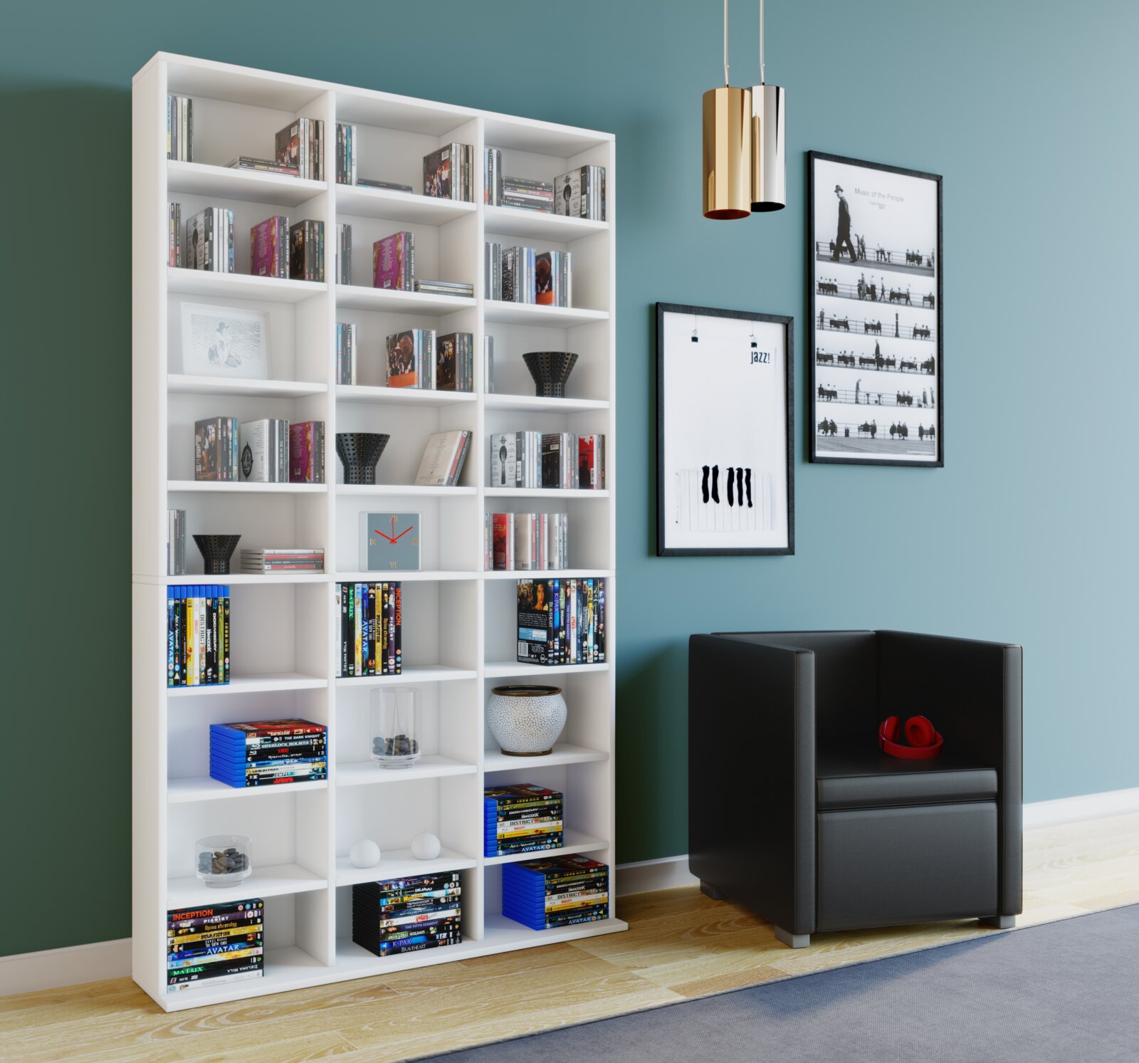 Weißes, hohes Bücherregal mit vielen offenen Fächern, gefüllt mit Büchern, DVDs und Deko, in moderner Wohnzimmerecke neben schwarzem Sessel und zwei Pendelleuchten Perspektive: frontale Ansicht mit leichter Schräge von links.