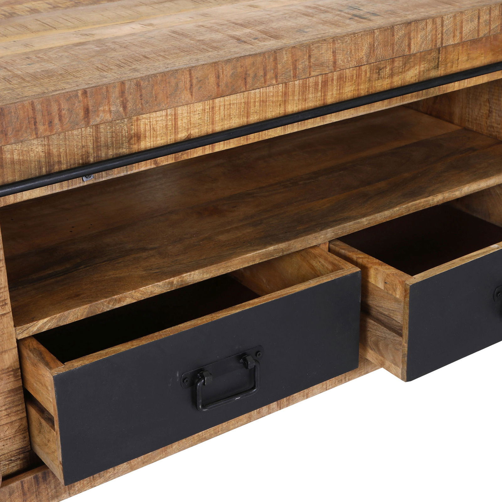 Nahaufnahme eines Lowboards aus Holz mit zwei offenen Schubladen und einem offenen Fach, Perspektive von vorne.