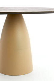 Moderner Esstisch mit runder Holzplatte und konischem, beigem Sockel, seitliche Perspektive