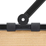 Nahaufnahme eines Reisenthel carrybag mit schwarzem Griff und beigem Korbgeflecht, von vorne betrachtet.