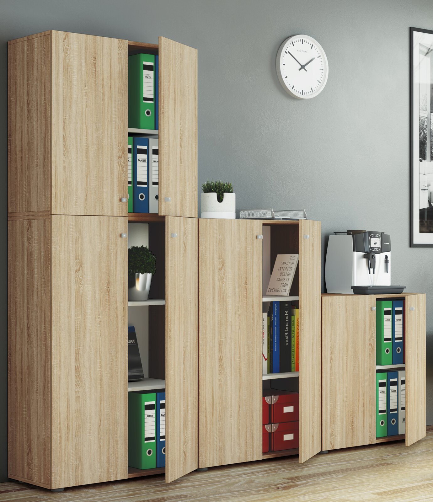Moderne Büro-Aktenregale und Schränke in heller Eichenholz-Optik mit teils geöffneten Türen und sichtbaren Ordnern, frontal in leichter Seitenperspektive aufgenommen