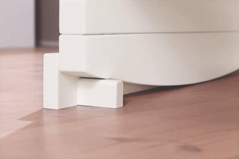 Paidi Wiegeelemente FIONA Nahaufnahme eines weißen Wiegeelements auf einem Holzboden, seitliche Perspektive.