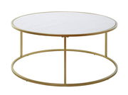 Runder Couchtisch mit weißer Marmorplatte und goldfarbenem Metallgestell, seitliche Perspektive