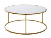 Runder Couchtisch mit weißer Marmorplatte und goldfarbenem Metallgestell, seitliche Perspektive