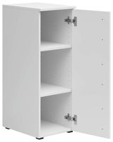 Weißer Mehrzweckschrank mit geöffneter Tür, zwei Einlegeböden und seitlicher Perspektive