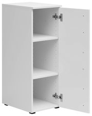 Weißer Mehrzweckschrank mit geöffneter Tür, zwei Einlegeböden und seitlicher Perspektive