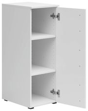 Weißer Mehrzweckschrank mit geöffneter Tür, zwei Einlegeböden und seitlicher Perspektive