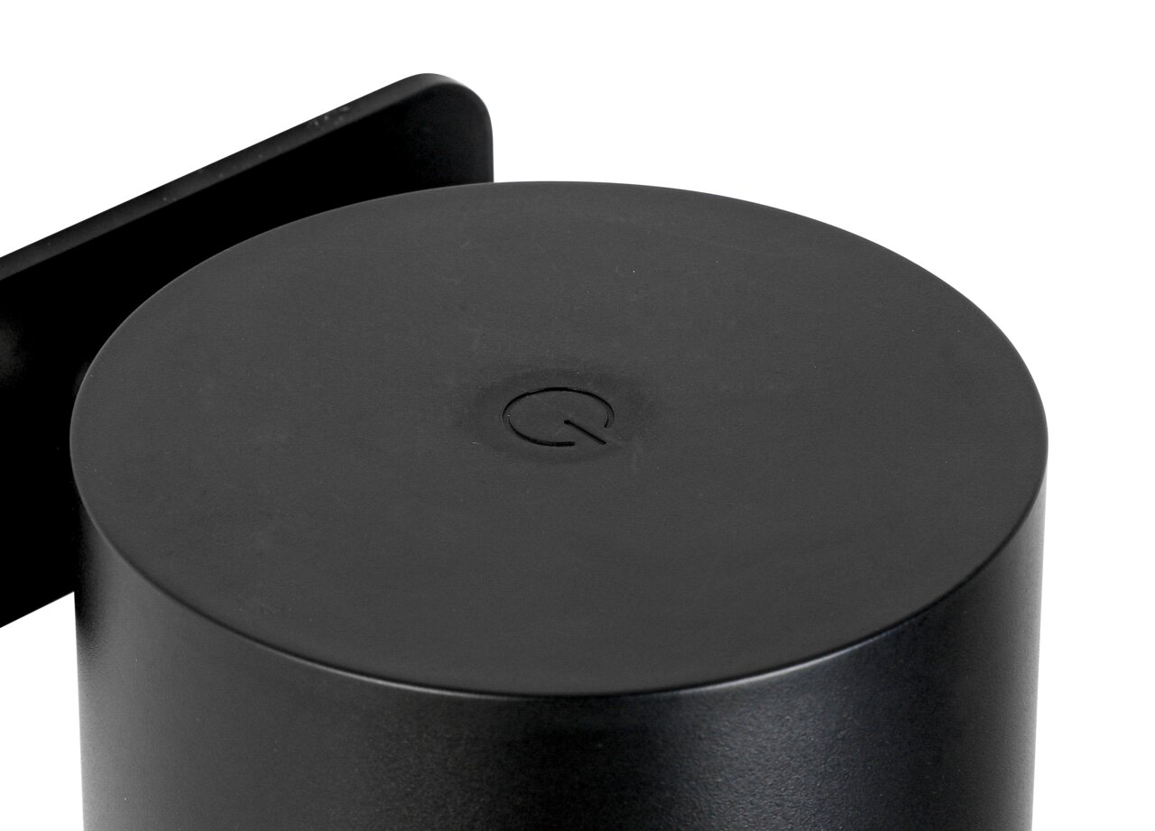Nahaufnahme einer schwarzen, zylindrischen Akku-Wandleuchte mit einem dezenten Logo auf der Oberseite.