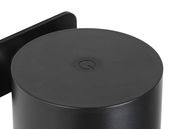 Nahaufnahme einer schwarzen, zylindrischen Akku-Wandleuchte mit einem dezenten Logo auf der Oberseite.