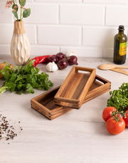 Holz-Servier-Tablett, länglich, auf einer Küchenarbeitsplatte mit frischen Zutaten, seitliche Perspektive