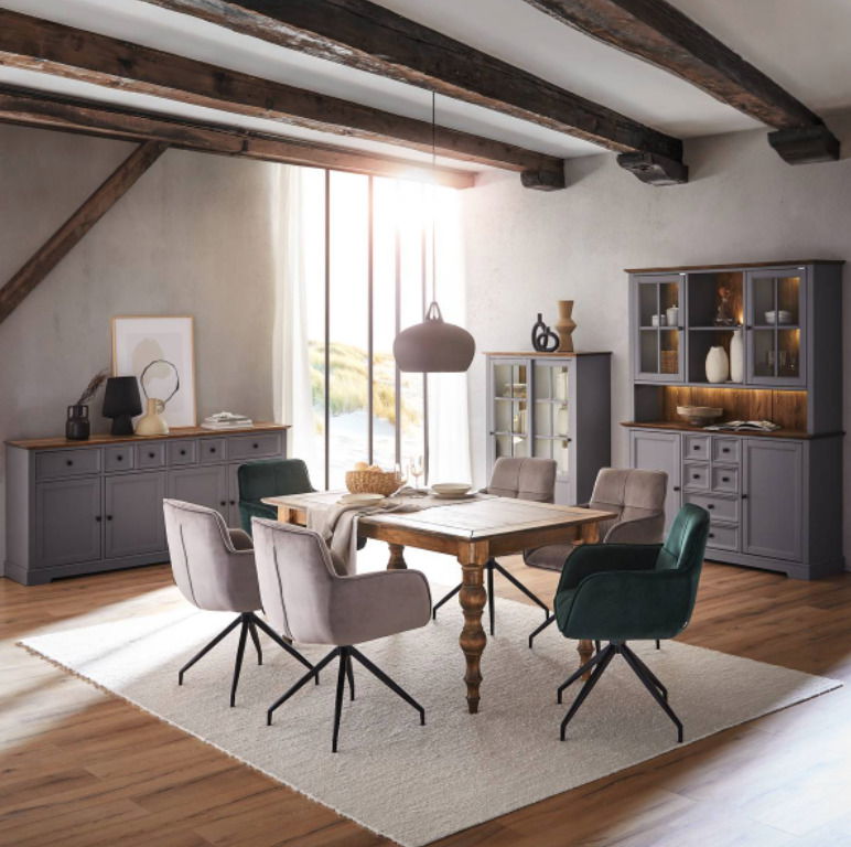 Esszimmer mit Holztisch und gepolsterten Stühlen, umgeben von grauen Sideboards und Highboard, seitliche Perspektive