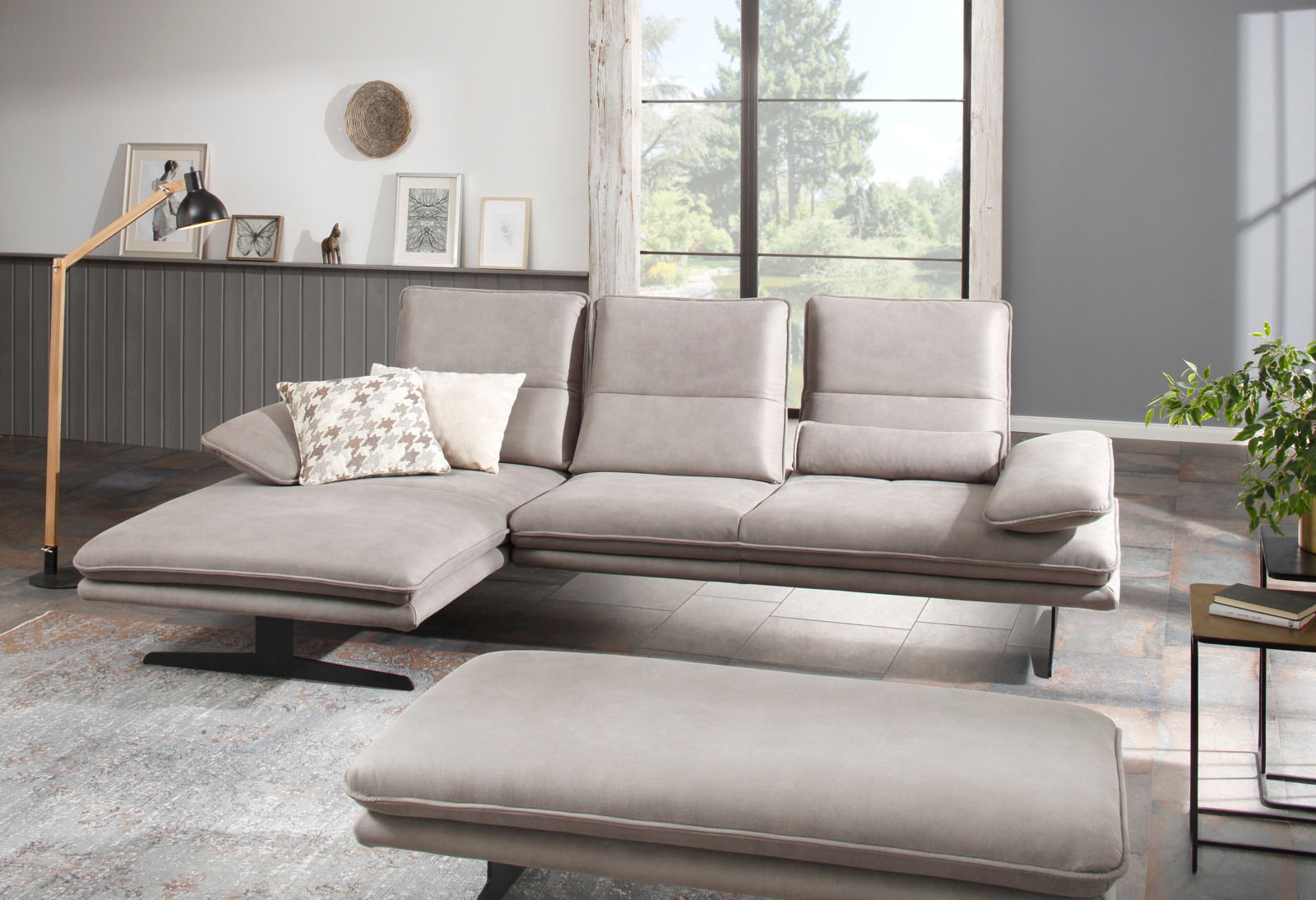 Graue Longchairkombination mit drei Rückenkissen und einem Hocker, seitliche Perspektive