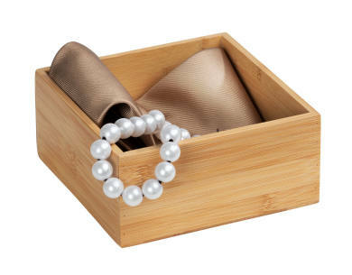 Bambus Ablage Terra M mit Perlenarmband und Stoffserviette, aus schräger Perspektive