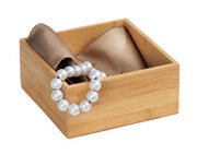 Bambus Ablage Terra M mit Perlenarmband und Stoffserviette, aus schräger Perspektive