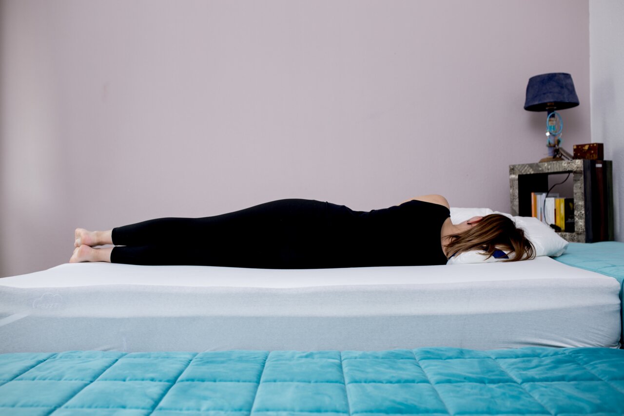 Genius Topper Classic 180x200cm EAZZZY Seitliche Ansicht eines EaZzzy Toppers Classic 180x200 cm mit einer Person, die bequem darauf liegt.