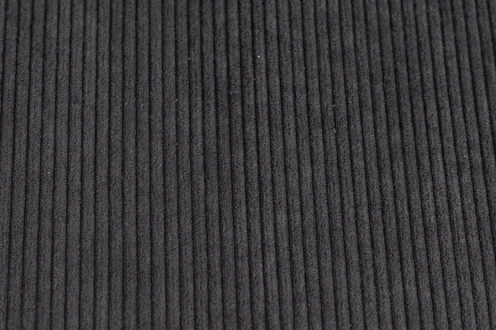 Nahaufnahme eines dunkelgrauen, gerippten Stoffes, der für einen 3-Sitzer-Bankbezug verwendet wird.
