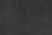 Nahaufnahme eines dunkelgrauen, gerippten Stoffes, der für einen 3-Sitzer-Bankbezug verwendet wird.