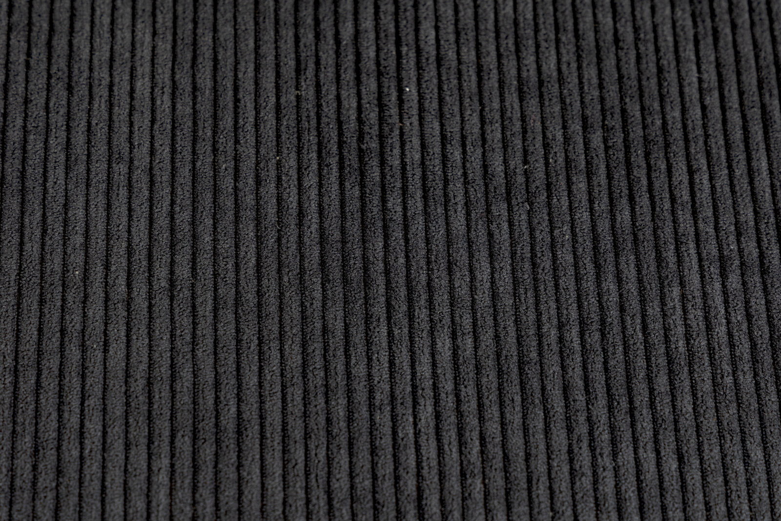 Nahaufnahme eines dunkelgrauen, gerippten Stoffes, der für einen 3-Sitzer-Bankbezug verwendet wird.