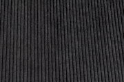 Nahaufnahme eines dunkelgrauen, gerippten Stoffes, der für einen 3-Sitzer-Bankbezug verwendet wird.