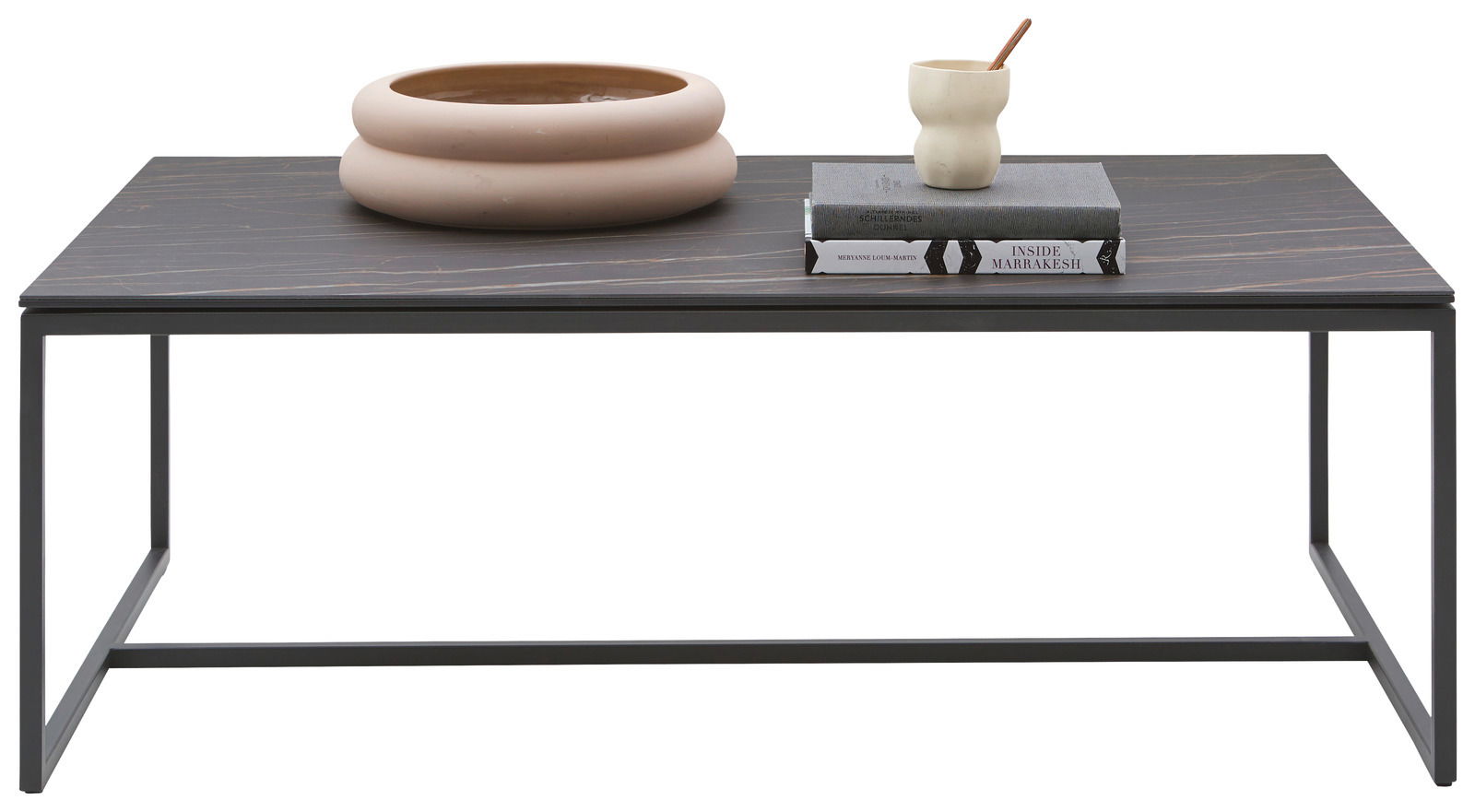 Moderner Couchtisch mit dunkler Holzoberfläche, dekoriert mit einem runden Keramikgefäß, zwei Büchern und einer Tasse, frontal betrachtet.