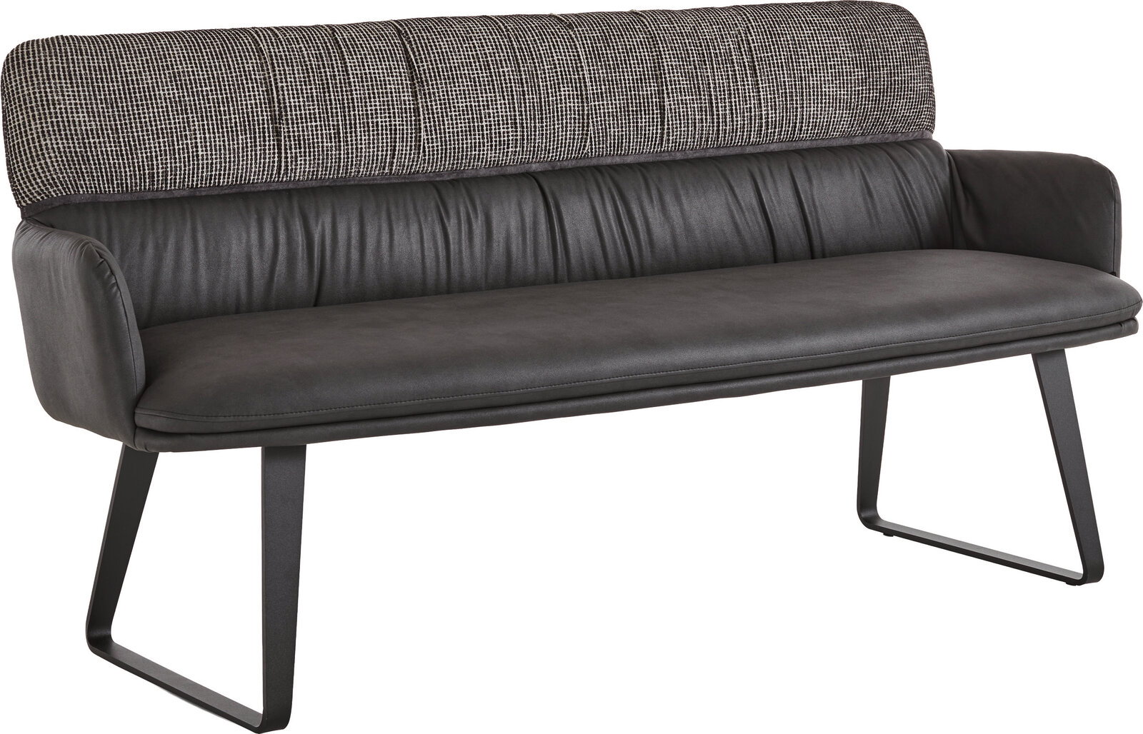 Moderne Sitzbank in Schwarz mit gepolsterter Sitzfläche und Armlehnen, hoher Rückenlehne in grauem Stoff, Metallkufen, freigestellt auf Weiß, Perspektive: schräg von vorne