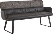 Moderne Sitzbank in Schwarz mit gepolsterter Sitzfläche und Armlehnen, hoher Rückenlehne in grauem Stoff, Metallkufen, freigestellt auf Weiß, Perspektive: schräg von vorne