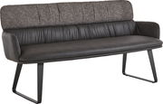 Moderne Sitzbank in Schwarz mit gepolsterter Sitzfläche und Armlehnen, hoher Rückenlehne in grauem Stoff, Metallkufen, freigestellt auf Weiß, Perspektive: schräg von vorne