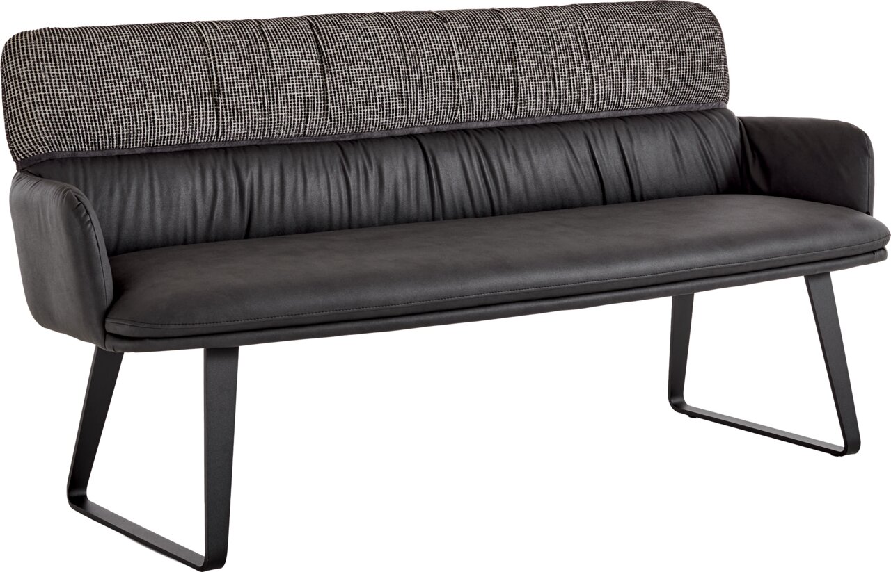 Moderne Sitzbank in Schwarz mit gepolsterter Sitzfläche und Armlehnen, hoher Rückenlehne in grauem Stoff, Metallkufen, freigestellt auf Weiß, Perspektive: schräg von vorne