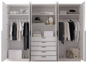 Drehtürenschrank 6-türig in weiß, geöffnet, mit Kleidung, Regalen und Schubladen, frontal fotografiert.