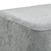 Close-up van een grijze kruk met een gestructureerd oppervlak, gezien van bovenaf.