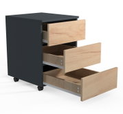 Schwarzer Rollcontainer mit drei Schubladen in heller Holzoptik, alle Schubladen geöffnet, Ansicht schräg von vorne links.