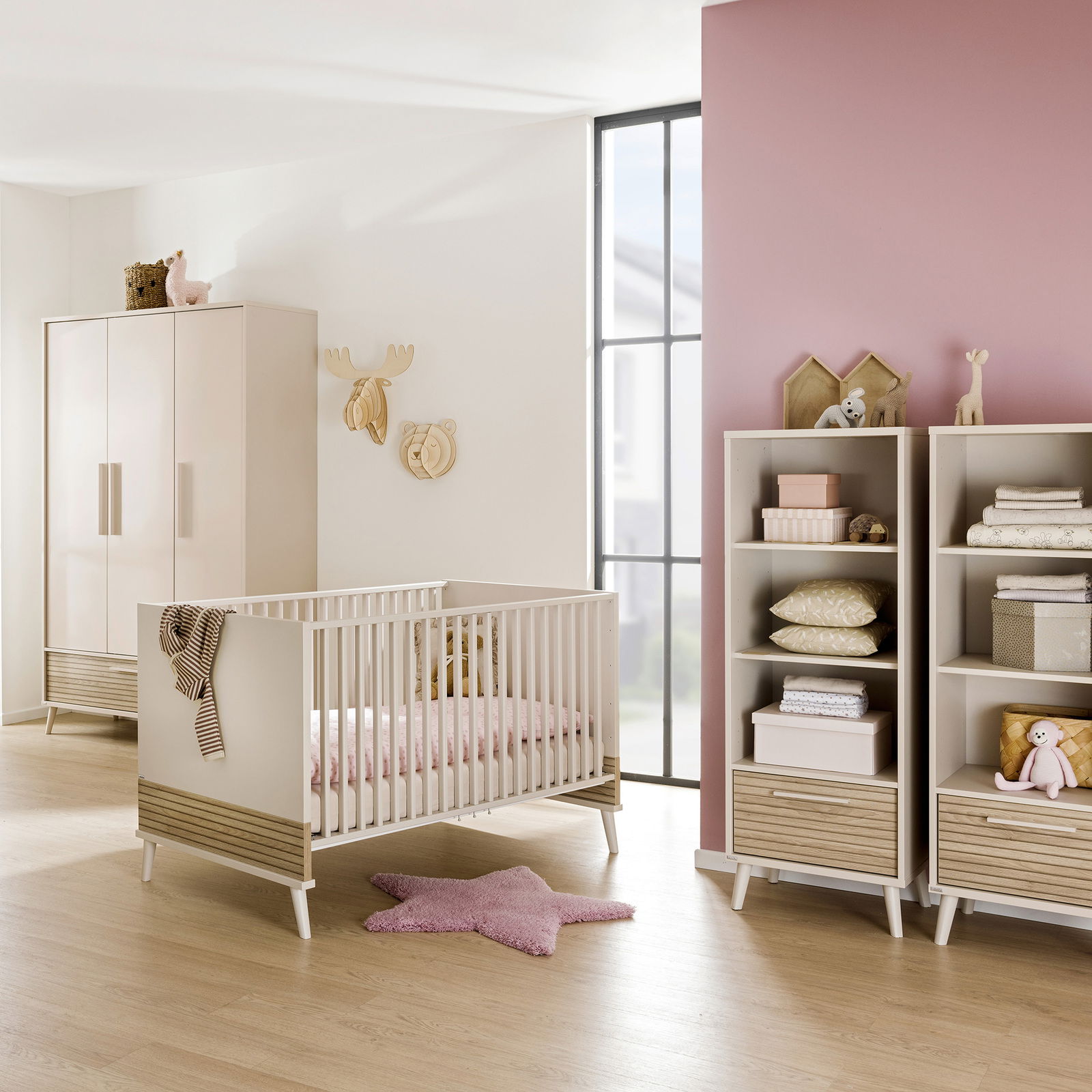 Schmales Standregal Paidi EEFJE in einem Kinderzimmer, frontal fotografiert, mit Spielzeug und Textilien dekoriert.