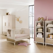 Schmales Standregal Paidi EEFJE in einem Kinderzimmer, frontal fotografiert, mit Spielzeug und Textilien dekoriert.