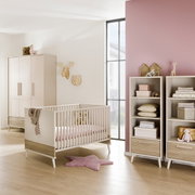 Het smalle Paidi EEFJE-rek in een kinderkamer, gefotografeerd vanaf de voorkant, versierd met speelgoed en textiel.
