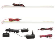 LED-Lichtleiste mit Kabeln und Netzteil, seitliche Perspektive