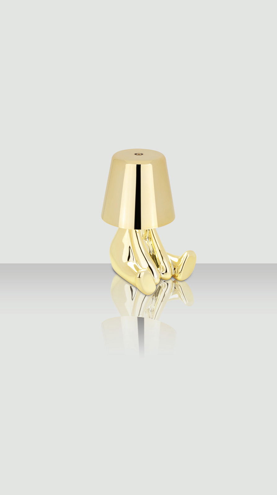 Goldene Akku-Tischleuchte in Form einer sitzenden Figur, seitliche Perspektive