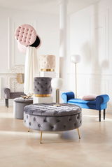 Eleganter Hocker in einem stilvollen Raum, frontal betrachtet, mit luxuriöser Polsterung und goldenen Akzenten.