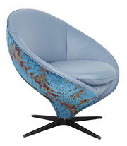 Moderner Sessel in hellblauem Leder mit floralem Muster auf der Rückseite, seitliche Perspektive