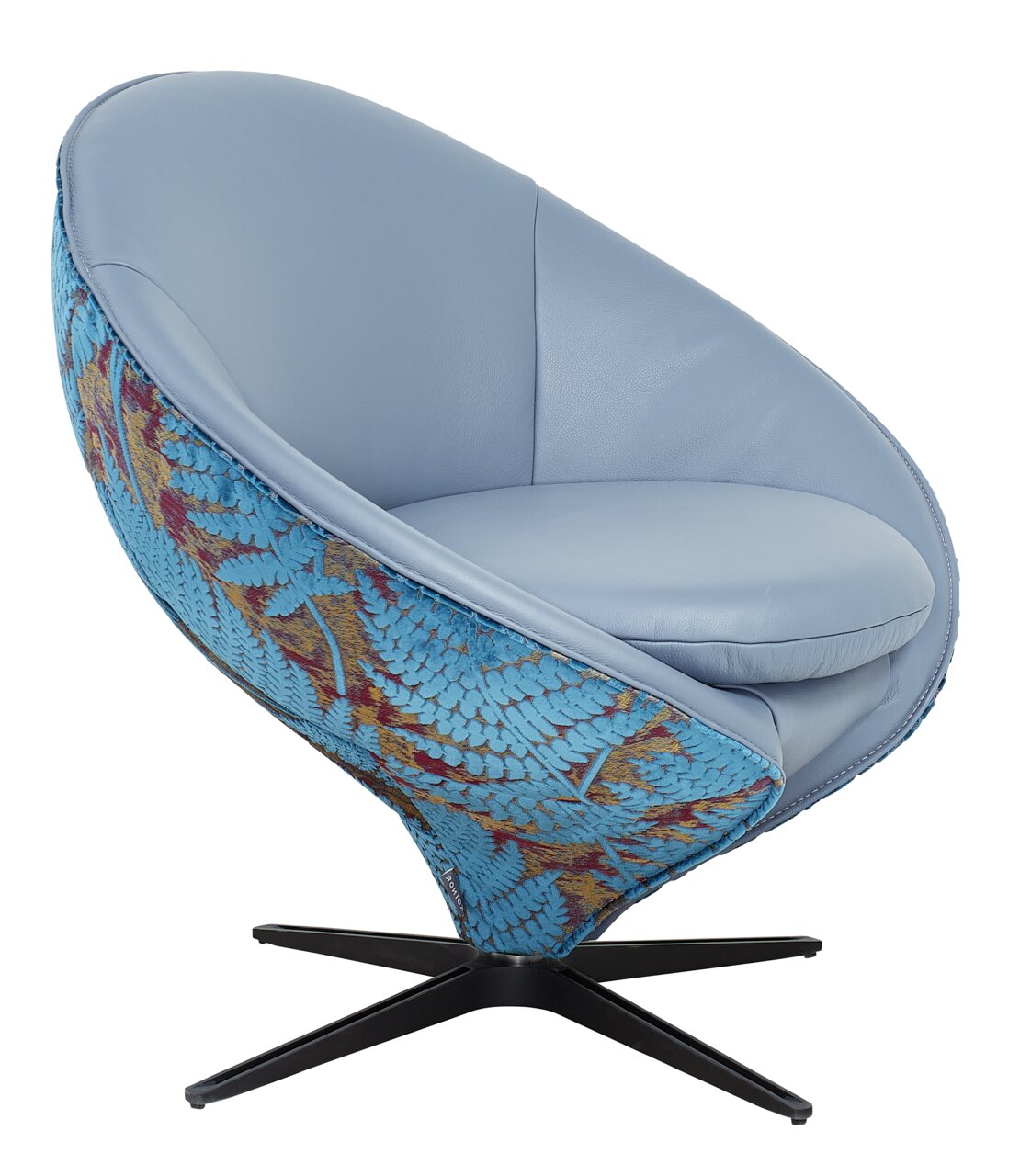 Moderner Sessel in hellblauem Leder mit floralem Muster auf der Rückseite, seitliche Perspektive