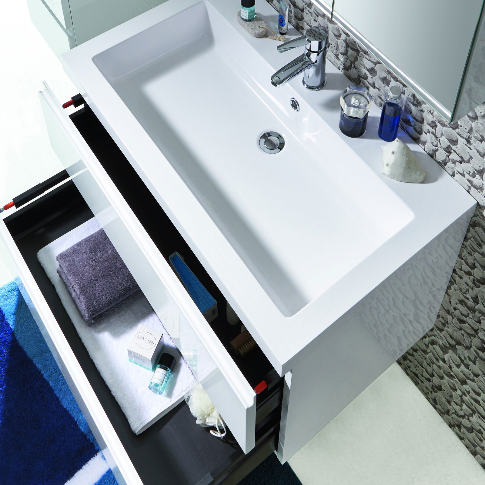 Moderne Badkombination mit Waschbecken und geöffneter Schublade, Ansicht von oben