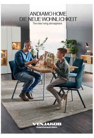 Ein gemütliches Esszimmer mit Holztisch, blauen Stühlen und einem Mann und Kind beim Spielen.