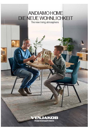 Ein gemütliches Esszimmer mit Holztisch, blauen Stühlen und einem Mann und Kind beim Spielen.